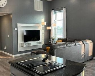 Downtown Mena apartment with hot tub and open concept - Mena - Living room