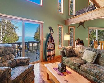 Straits View Shores on Lake Huron - Cheboygan - Living room