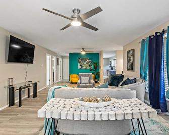Accessible ranch home on an acre of land with finished basement, games & comfort - Monee - Living room