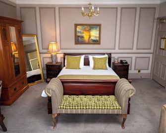 Cedars Inn by Greene King Inns - Barnstaple - Bedroom