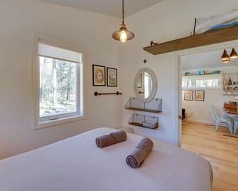 4-Season Gold Coast Cottage, 2 Mi to Winter Sports - Muskegon - Bedroom