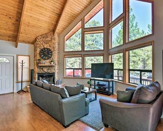 Fire Pit and Furnished Deck Modern Munds Park Cabin - Munds Park - Living room