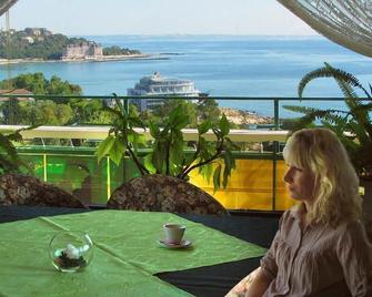 Ihs Frederik Joliot-Curie - Святий Константин і Єлена - Балкон