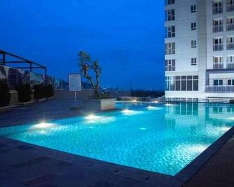 Skyland City Hotel Jatinangor - Jatiroke - Piscina