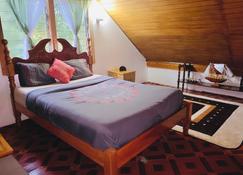 Aly's Valley Cabin, a private cabin in a village with a mountain view. - Dangriga - Bedroom