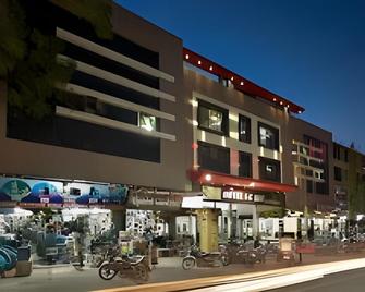 OYO 49896 Hotel Ic Inn - Betūl - Edificio