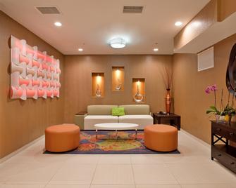 Holiday Inn Express & Suites St Louis Airport By IHG - סנט לואיס - טרקלין