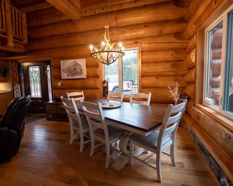 Modern Log Cabin Retreat! Perfect for nature getaways in the French River. - French River - Dining room