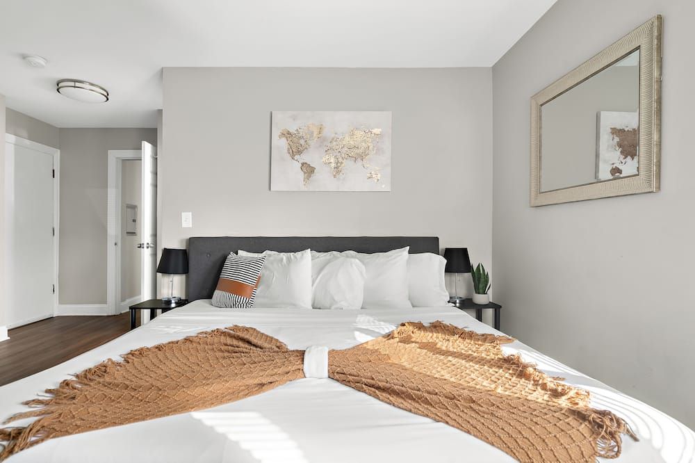 Bedroom view of Stylish Luxe King bed w/Free Parkng near DT Oak Pk