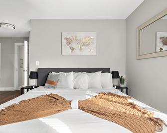 Stylish Luxe King bed w/Free Parkng near DT Oak Pk - Oak Park - Bedroom