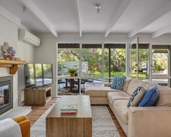 SunnySide at Sorrento: walk to beach & village - Sorrento - Living room