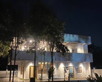 Charming 3-bedroom farmhouse in delightful Hyderabad with AC, Wi-Fi and pool. - Hyderabad - Gebäude