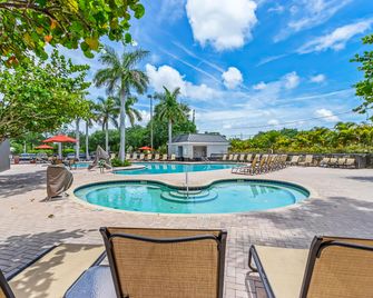 Holiday Inn St. Petersburg West By IHG - סנט פיטרסברג - בריכה