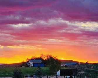 -41 Homestead far enough to get away close enough to go play! Pet friendly too! - Ellensburg - Außenansicht