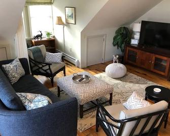 Charming 1 bedroom apartment in welcoming & walkable historic Waterbury Village - Waterbury - Living room