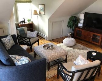 Charming 1 bedroom apartment in welcoming & walkable historic Waterbury Village - واتربوري (فيرمونت) - غرفة معيشة