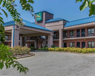Quality Inn Calera I-65 exit 231 - Calera - Building