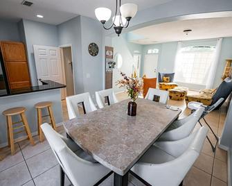 12min from airport / 20min from Parks - Meadow Woods - Dining room