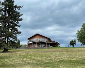 Family friendly home on Flathead River with amazing views, dock and toys galore - Bigfork - Building