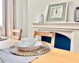 Spacious Three Bed House & Private Garden - New Brighton Beach & Promenade - Wallasey - Dining room