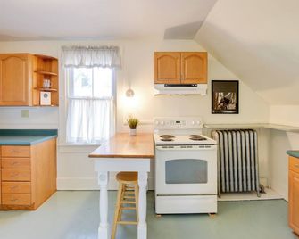 Charming Saco Apartment about 4 Mi to the Beach! - Saco - Кухня