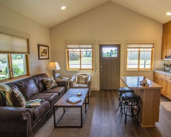 Views! 1 Blk to Town,New+Spotless, pets ok- North - Sisters - Sala de estar