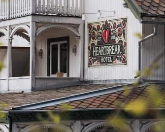 Heartbreak Hotel - Heidal