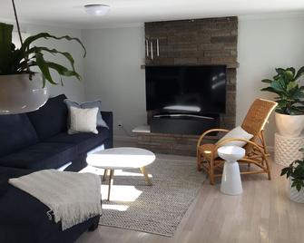 Narrow river, Narragansett beach nearby, Updated 2 bedroom cottage - Narragansett - Living room