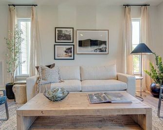 Clean Slate 5631 -Sleeps 8-Minutes to Broadway - Nashville - Living room