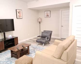 Creekwood Luxury 1 Bed Lower Level Suite - Edmonton - Living room