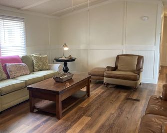 Historic Beaufort, South Carolina Near Hilton Head, Sc, New Renovation, Sleeps 8 - Beaufort - Living room