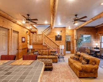 Waterfall View! Large Deck, Hot Tub, Outdoor Fire Pit! - Lake Toxaway - Sala de estar