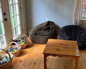 Quaint horse farm for a nice escape! - Brimfield - Stue