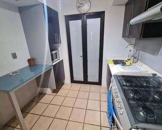 Lugar Encantador con Estacionamiento Gratuito - Tlaquepaque - Kitchen