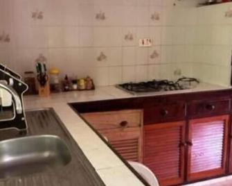 AgriTourism Villa within the tranquil jungle of Mahe, 5mins from the beach. - Victoria - Kitchen