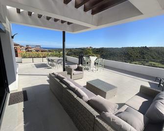 Atico apartment with views of the Casares golf course, 3,00 metres from Finca Cortesin - San Luis de Sabinillas - Hàng hiên