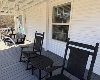 Mimi's Mountain Hideaway- 4 acres on Mowbray Mountain - Soddy Daisy - Balcony