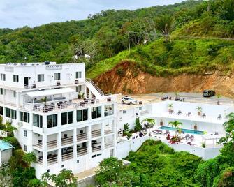 Ocean View Hotel and Restaurant - Coxen Hole - Budova
