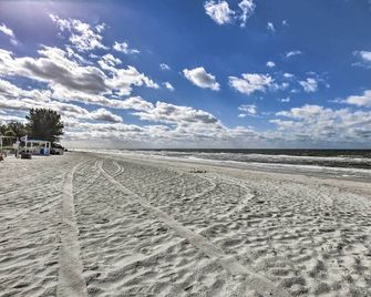 Walk to Beach & Dining: Sunny St Pete Condo! - Treasure Island - Playa