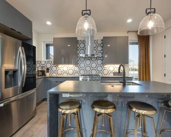 Ultra Heated Rooftop Pool! Arcade, Elevator, Ev Charger, Sleeps 11, Full Home - Pleasant View - Kitchen