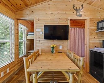 Deer Creek Cabin At Krs Campground (Cabin 29) - Kernville - Dining room