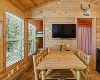 Deer Creek Cabin at Krs Campground (Cabin 1) - Kernville - Dining room