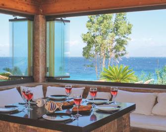 Nice Home in Petalou, Korinthias With Wifi and 4 Bedrooms - Derveni - Comedor