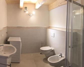 The Bear's den, very bright attic - Lavarone - Bagno