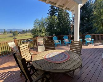 Enumclaw Estate, Scenic Views! Sleeps12,HotTub, 1hr frm Mt Rainier & Crystal Mt - Enumclaw - Balcón