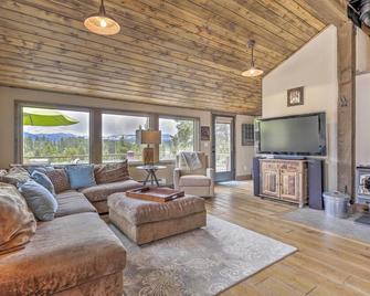 Updated Cabin with Hot Tub about 11 Mi to Winter Park! - Tabernash - Living room