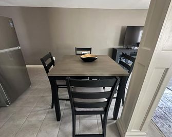 Cozy 2-bedroom apartment with AC in charming Eupora - Eupora - Dining room