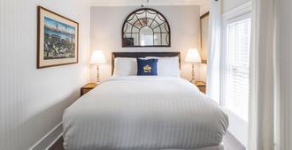 Queen Vic Guest House - Provincetown - Bedroom