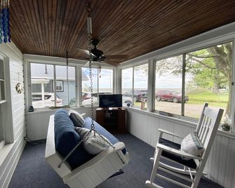 Lake Erie Views - Beach Access - 8 Minute Walk to Gotl Strip! - Geneva - Living room