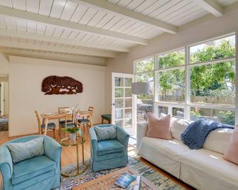 Vacation Rental Home ~ 1 Mi to Carmel Beach! - Carmel-by-the-Sea - Living room